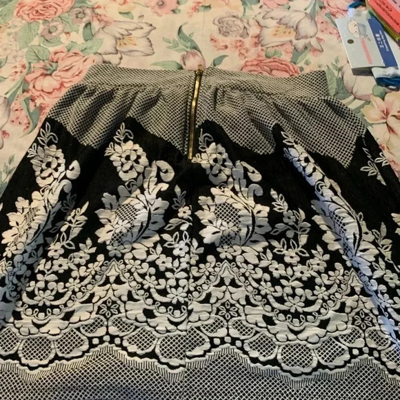 Alya Women’s Skirt with Design Size Small - Picture 5 of 7
